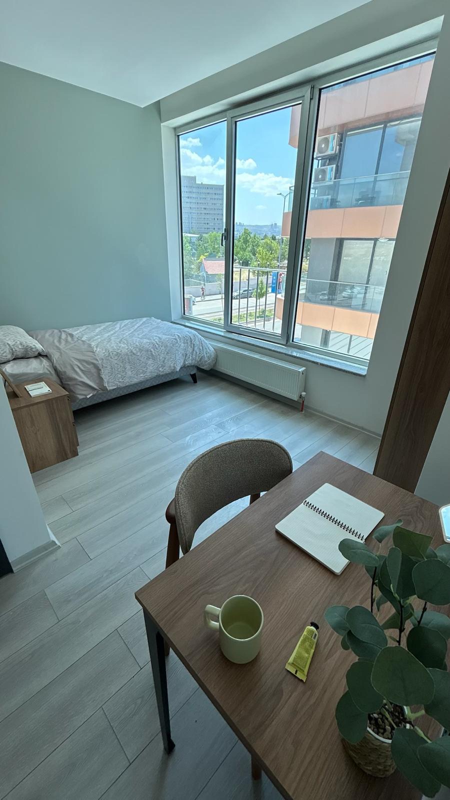 1 Kişilik Premium Oda — manzaralı çalışma masası