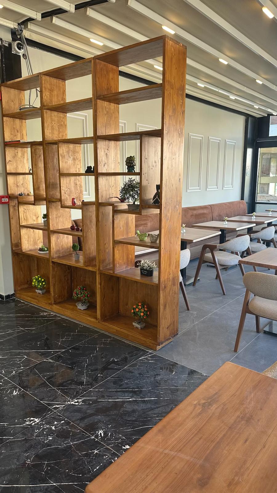 Cafe ahşap bölme rafı