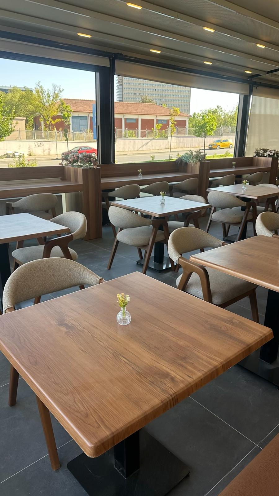 Cafe cam kenarı masalar